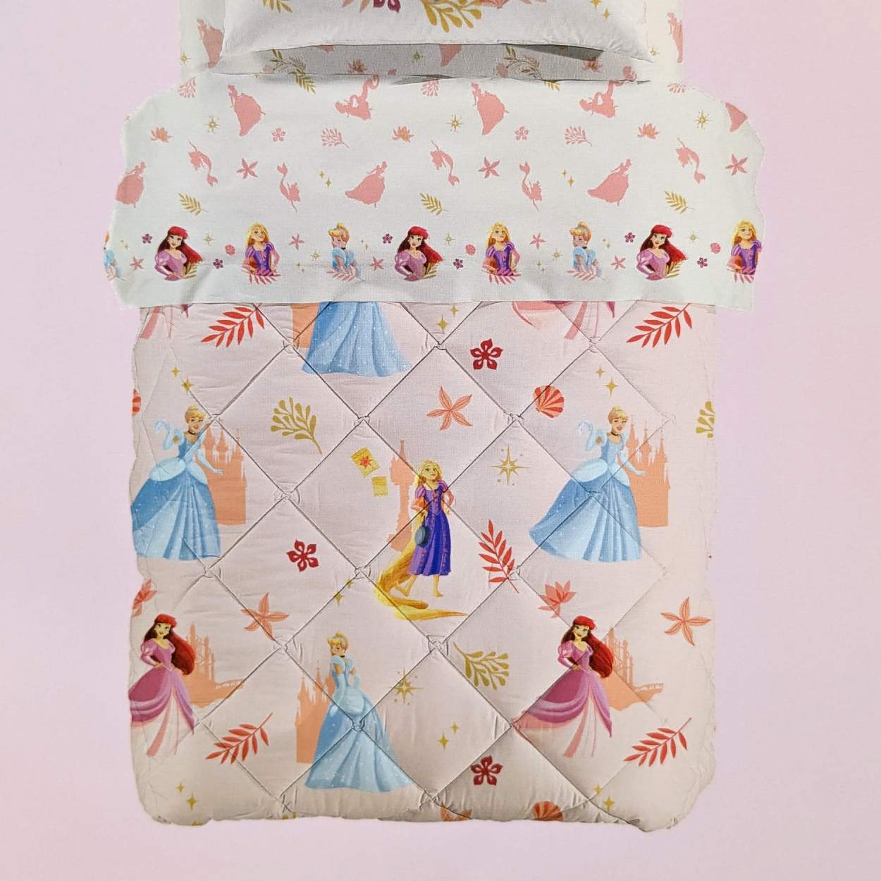 Trapunta invernale Caleffi Principesse Disney in cotone. Fondo rosa con principesse Cenerentola, Rapunzel e la Sirenetta.