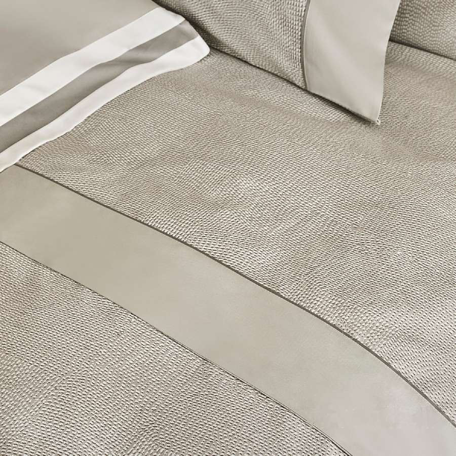 Trapunta invernale matrimoniale Fazzini Sashiko, in raso di puro cotone. La trapunta invernale Sashiko presenta una moderna fantasia a puntini, con una doppia sovrastampa che dona tridimensionalità e movimento alla microfantasia. Colore grigio. Il piumone è trapuntato a capo e rifinito a mano con due angoli sagomati che lo adattano perfettamente agli angoli del letto