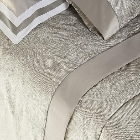 Trapunta invernale matrimoniale Fazzini Sashiko, in raso di puro cotone. La trapunta invernale Sashiko presenta una moderna fantasia a puntini, con una doppia sovrastampa che dona tridimensionalità e movimento alla microfantasia. Colore grigio. Il piumone è trapuntato a capo e rifinito a mano con due angoli sagomati che lo adattano perfettamente agli angoli del letto