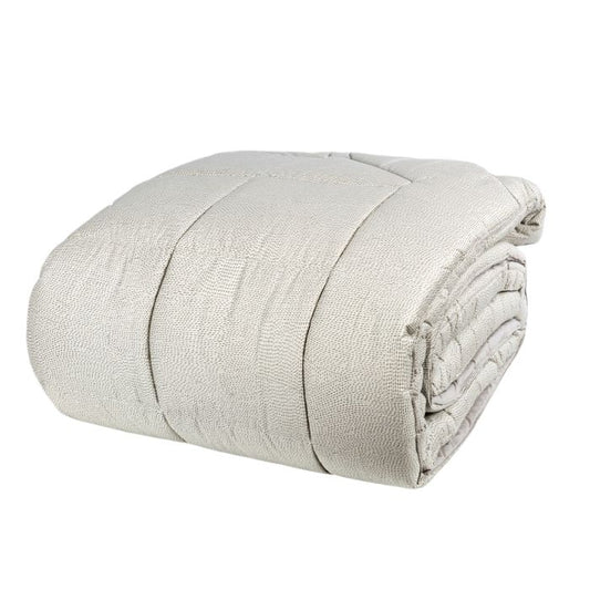 Trapunta invernale matrimoniale Fazzini Sashiko, in raso di puro cotone. La trapunta invernale Sashiko presenta una moderna fantasia a puntini, con una doppia sovrastampa che dona tridimensionalità e movimento alla microfantasia. Colore grigio. Il piumone è trapuntato a capo e rifinito a mano con due angoli sagomati che lo adattano perfettamente agli angoli del letto