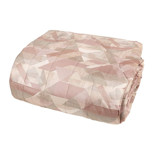 Trapunta primaverile matrimoniale Fazzini Symphonic, in percalle di puro cotone. Il trapuntino Symphonic presenta una moderna fantasia geometrica nel colore rosa. Il quilt è trapuntato a capo e rifinito a mano con due angoli sagomati che lo adattano perfettamente agli angoli del letto
