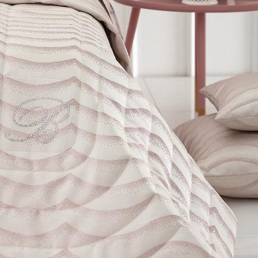Trapuntino matrimoniale Jasmine Blumarine in raso jacquard con logo in cristalli Swarovski. Trapunta primaverile colore rosa cipria. Dettaglio trapuntatura.