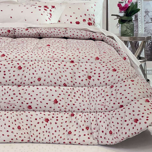 Trapuntino matrimoniale Sogno di Blumarine, in raso di puro cotone stampato. La trapunta primaverile Sogno presenta una romantica fantasia floreale. Disponibile la variante con fondo bianco e fiorellini di colore rosso- Quilt, copriletto trapuntato.