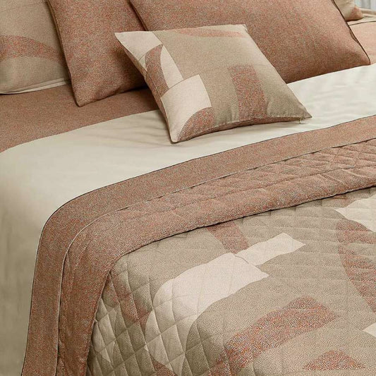 Trapuntino matrimoniale Domino Borbonese. fantasia con forme geometriche beige e rossicce su fondo tortora chiaro. L'altra faccia invece presenta la fantasia Borbonese nella variante mattone/ruggine/rossiccia
