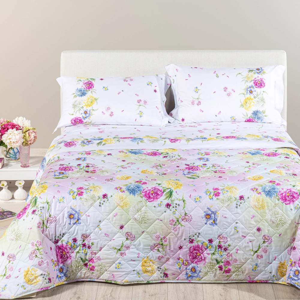 Trapuntino Garden Caleffi. Fantasia vivace con fiori rosa e gialli su fondo chiaro.