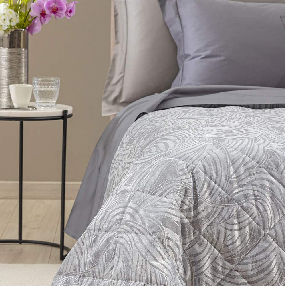 Copriletto trapuntato Apollo Caleffi, fantasia geometrica con linee curve grigio raso jacquard