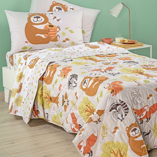 Trapuntino Caleffi Boschetto in puro cotone per letto singolo. La trapunta primaverile Boschetto presenta una fantasia dai toni neutri, con simpatici animali su fondo beige/tortora. Fantasia ideale per bambini e ragazzi.