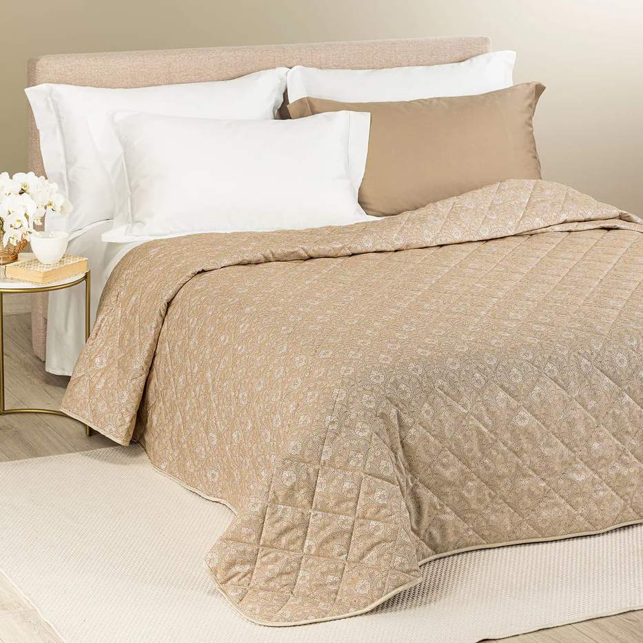 trapuntino Danubio caleffi matrimoniale. Fantasia con motivi ornamentali classici colore biscotto su raso jacquard