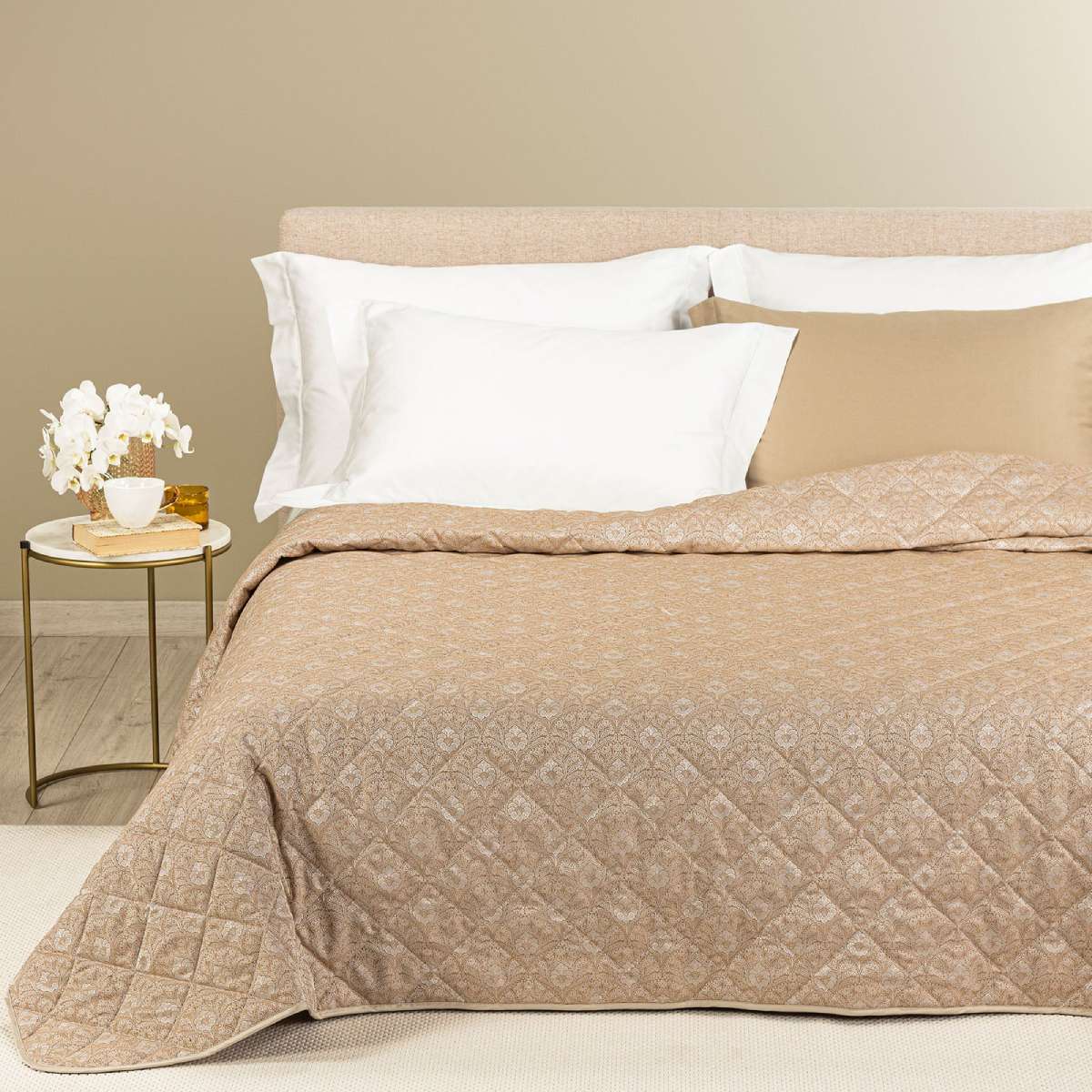 trapuntino Danubio caleffi matrimoniale. Fantasia con motivi ornamentali classici colore biscotto su raso jacquard