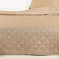 trapuntino Danubio caleffi matrimoniale. Fantasia con motivi ornamentali classici colore biscotto su raso jacquard