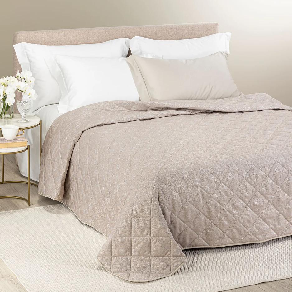 trapuntino Danubio caleffi matrimoniale. Fantasia con motivi ornamentali classici colore naturale beige su raso jacquard