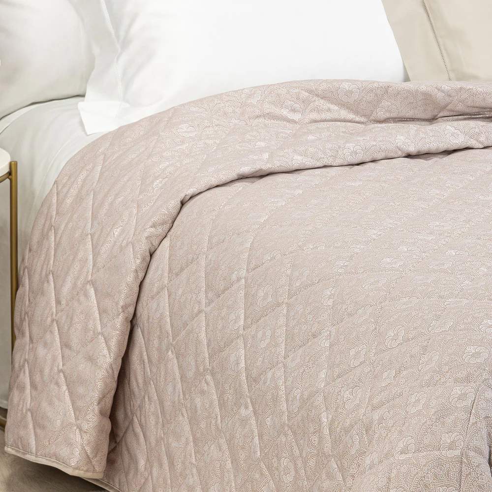 trapuntino Danubio caleffi matrimoniale. Fantasia con motivi ornamentali classici colore naturale beige su raso jacquard