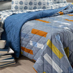 Trapuntino Caleffi Denim in puro cotone. Fantasia moderna con fondo bluette e forme geometriche colorate.Disponibile nella misura per letto singolo e piazza e mezza.