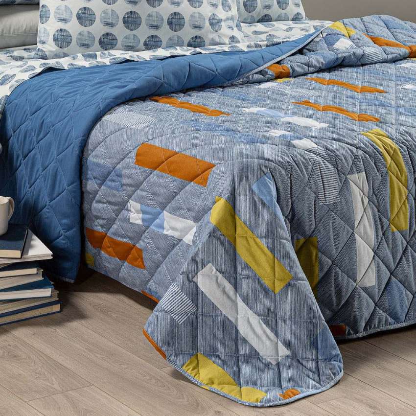 Trapuntino Caleffi Denim in puro cotone. Fantasia moderna con fondo bluette e forme geometriche colorate.Disponibile nella misura per letto singolo e piazza e mezza.