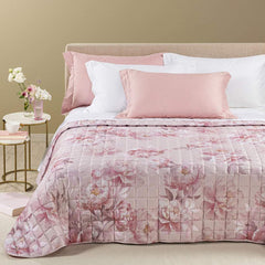 trapuntino eloise caleffi. fantasia floreale con fiori rosa su fondo rosa chiaro.