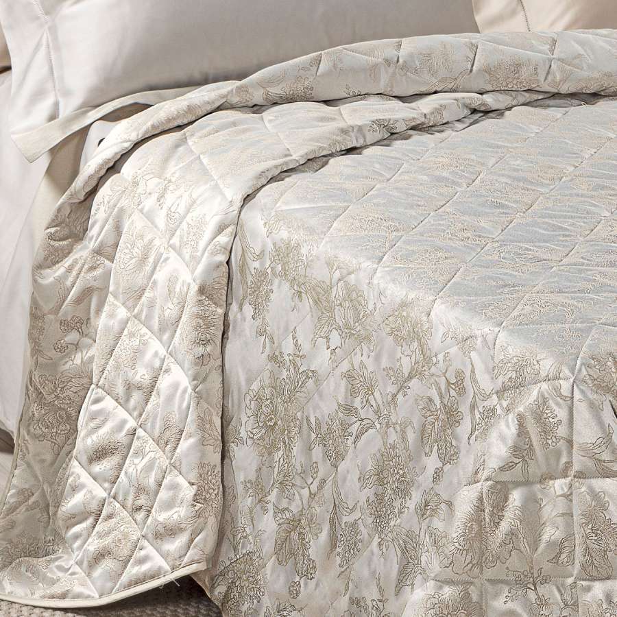 Trapuntino matrimoniale Caleffi Fioralba, in elegante raso jacquard.La trapunta primaverile Fioralba presenta una delicata fantasia floreale tono su tono. Colore vaniglia beige.