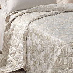 Trapuntino matrimoniale Caleffi Fioralba, in elegante raso jacquard.La trapunta primaverile Fioralba presenta una delicata fantasia floreale tono su tono. Colore vaniglia beige.