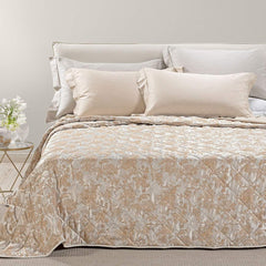 Trapuntino matrimoniale Caleffi Fioralba, in elegante raso jacquard.La trapunta primaverile Fioralba presenta una delicata fantasia floreale tono su tono. Colore tortora con venature bronzo/dorato.