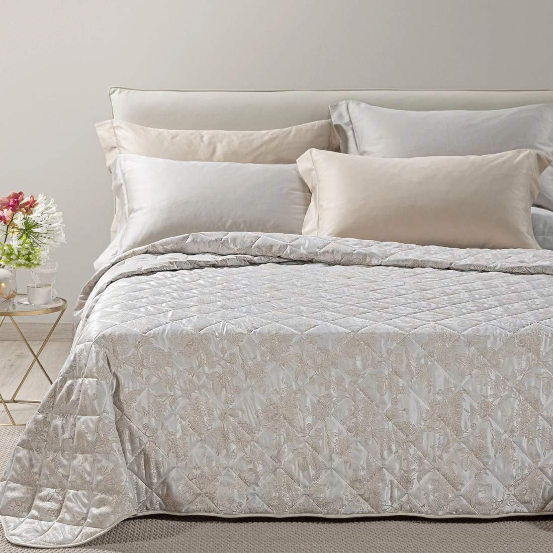 Trapuntino matrimoniale Caleffi Fioralba, in elegante raso jacquard.La trapunta primaverile Fioralba presenta una delicata fantasia floreale tono su tono. Colore vaniglia beige.