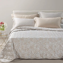 Trapuntino matrimoniale Caleffi Fioralba, in elegante raso jacquard.La trapunta primaverile Fioralba presenta una delicata fantasia floreale tono su tono. Colore vaniglia beige.