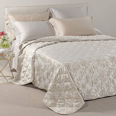 Trapuntino matrimoniale Caleffi Fioralba, in elegante raso jacquard.La trapunta primaverile Fioralba presenta una delicata fantasia floreale tono su tono. Colore vaniglia beige.