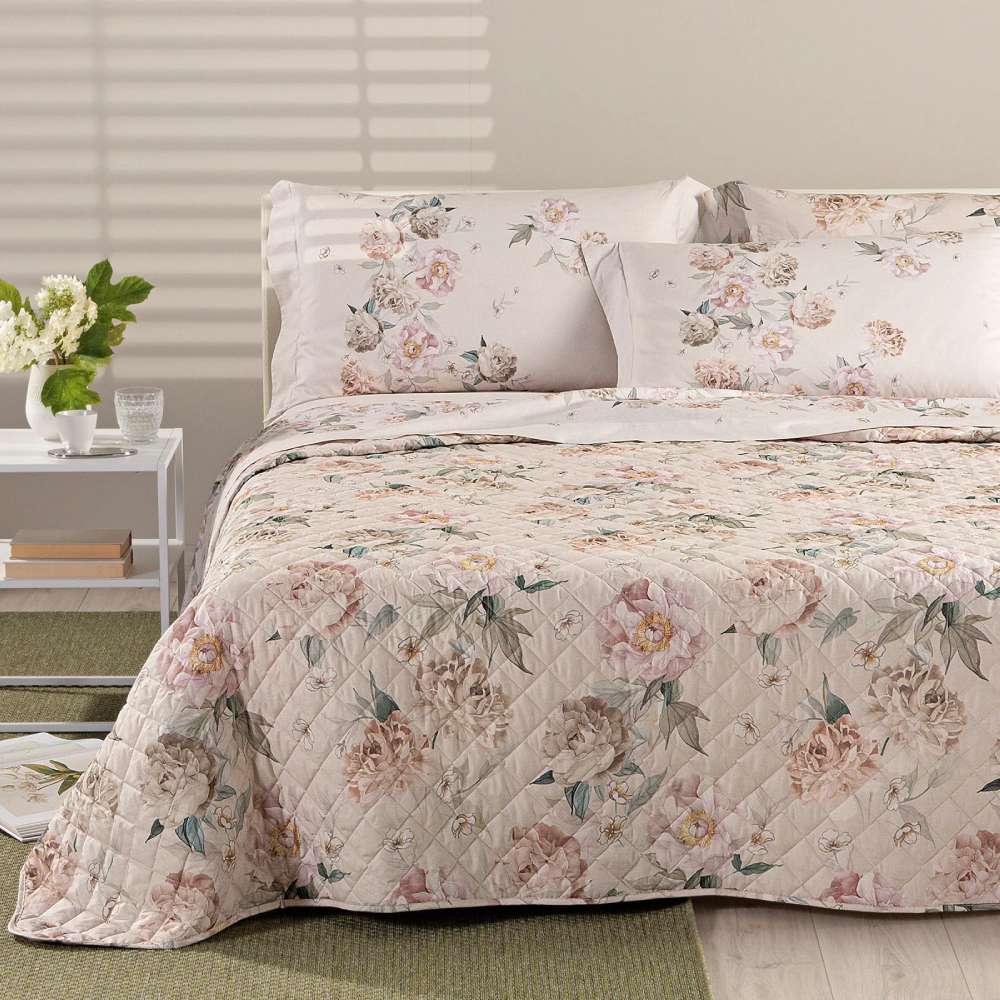 Trapuntino matrimoniale Caleffi Peonia Queen in puro cotone con stampa digitale. La trapunta primaverile Peonia Queen presenta una romantica fantasia con fiori chiari su fondo beige