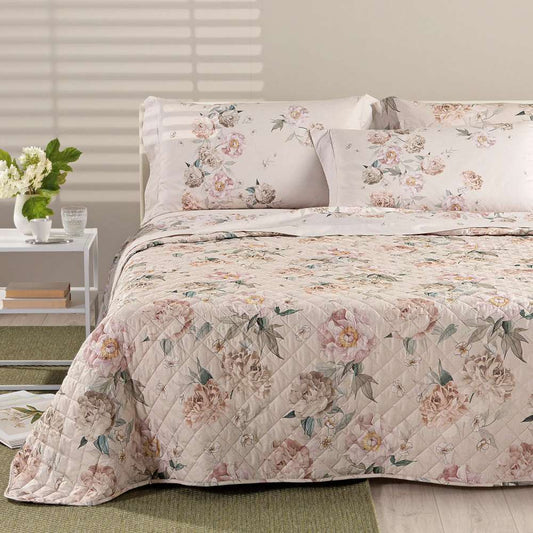 Trapuntino matrimoniale Caleffi Peonia Queen in puro cotone con stampa digitale. La trapunta primaverile Peonia Queen presenta una romantica fantasia con fiori chiari su fondo beige