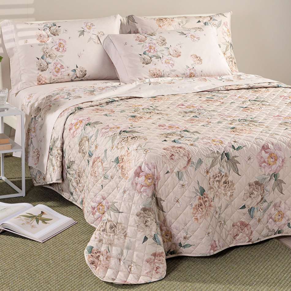 Trapuntino matrimoniale Caleffi Peonia Queen in puro cotone con stampa digitale. La trapunta primaverile Peonia Queen presenta una romantica fantasia con fiori chiari su fondo beige