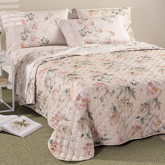 Trapuntino matrimoniale Caleffi Peonia Queen in puro cotone con stampa digitale. La trapunta primaverile Peonia Queen presenta una romantica fantasia con fiori chiari su fondo beige