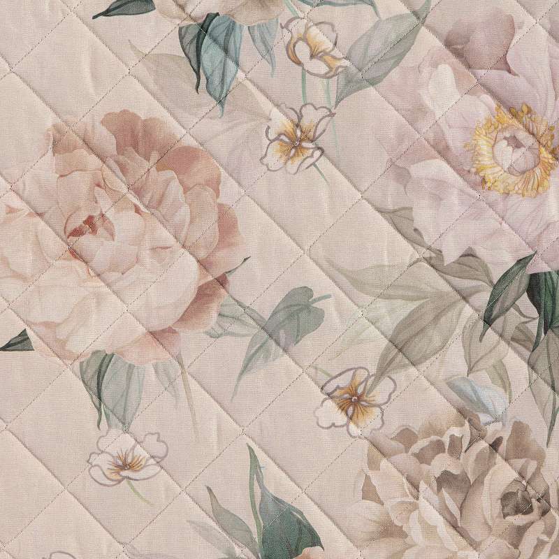 Trapuntino matrimoniale Caleffi Peonia Queen in puro cotone con stampa digitale. La trapunta primaverile Peonia Queen presenta una romantica fantasia con fiori chiari su fondo beige. dettaglio fantasia.