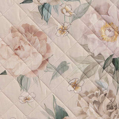 Trapuntino matrimoniale Caleffi Peonia Queen in puro cotone con stampa digitale. La trapunta primaverile Peonia Queen presenta una romantica fantasia con fiori chiari su fondo beige. dettaglio fantasia.