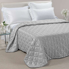 Trapuntino matrimoniale Caleffi Perleè, in elegante raso jacquard.La trapunta primaverile Perleè è caratterizzata da una fantasia geometrica moderna a puntini, colore grigio