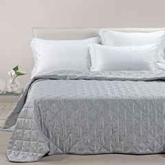 Trapuntino matrimoniale Caleffi Perleè, in elegante raso jacquard.La trapunta primaverile Perleè è caratterizzata da una fantasia geometrica moderna a puntini, colore grigio