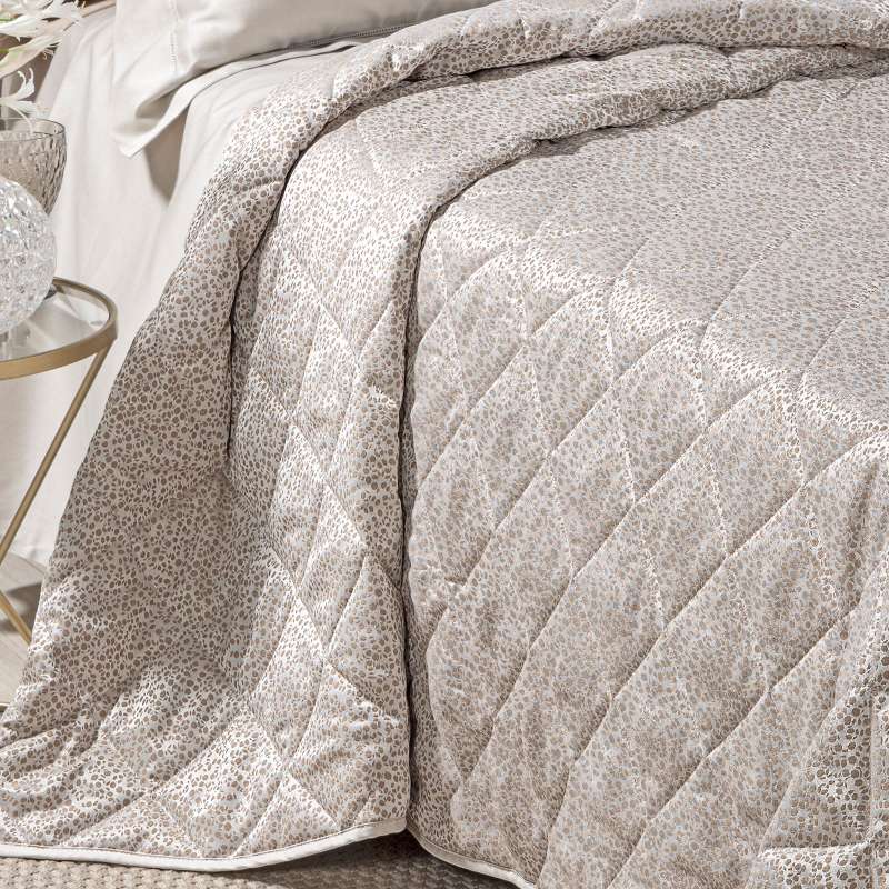 Trapuntino matrimoniale Caleffi Perleè, in elegante raso jacquard.La trapunta primaverile Perleè è caratterizzata da una fantasia geometrica moderna a puntini, colore tortora