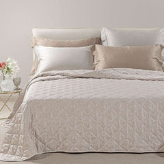 Trapuntino matrimoniale Caleffi Perleè, in elegante raso jacquard.La trapunta primaverile Perleè è caratterizzata da una fantasia geometrica moderna a puntini, colore tortora