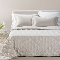 Trapuntino matrimoniale Caleffi Perleè, in elegante raso jacquard.La trapunta primaverile Perleè è caratterizzata da una fantasia geometrica moderna a puntini, colore vaniglia