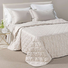 Trapuntino matrimoniale Caleffi Perleè, in elegante raso jacquard.La trapunta primaverile Perleè è caratterizzata da una fantasia geometrica moderna a puntini, colore vaniglia