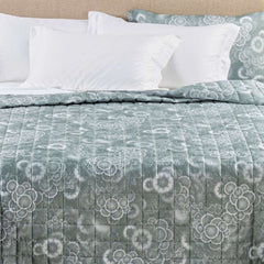 trapuntino riflessi caleffi, colore verde giada. fantasia astratta con fiori stilizzati su fondo verde giada.