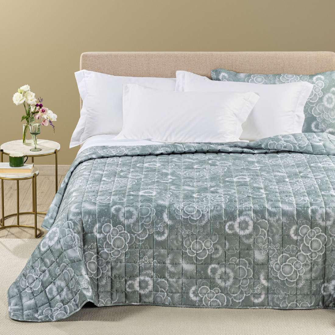 trapuntino riflessi caleffi, colore verde giada. fantasia astratta con fiori stilizzati su fondo verde giada.