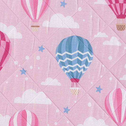 Trapuntino Caleffi Star in puro cotone per letto singolo. La trapunta primaverile Star presenta una fantasia con mongolfiere rosa e azzurre su fondo rosa. Fantasia ideale per bambine e ragazze