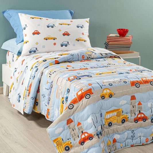 Trapuntino Caleffi Car in puro cotone per letto singolo. La trapunta primaverile Car presenta un'allegra fantasia con macchinine colorate su fondo azzurro. Fantasia ideale per bambini e ragazzi
