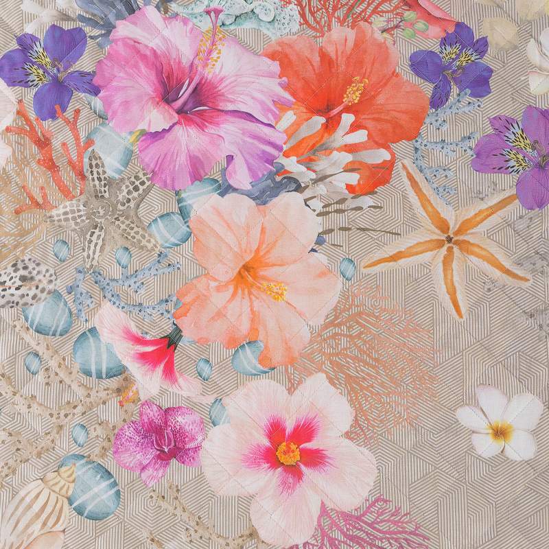 Trapuntino matrimoniale Caleffi Caraibi in puro cotone con stampa digitale. La trapunta primaverile Caraibi presenta una vivace fantasia con fiori colorati e coralli su un fondo geometrico colore tortora