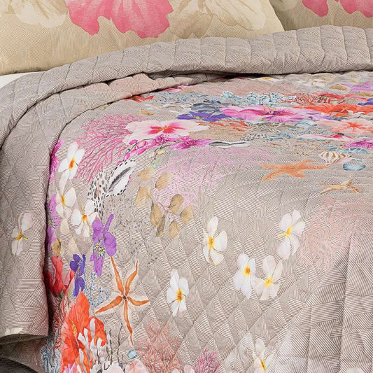 Trapuntino matrimoniale Caleffi Caraibi in puro cotone con stampa digitale. La trapunta primaverile Caraibi presenta una vivace fantasia con fiori colorati e coralli su un fondo geometrico colore tortora