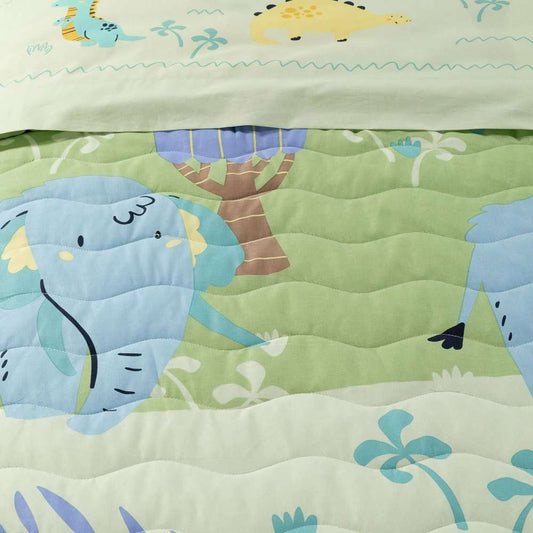 Trapuntino Caleffi Jurassic in puro cotone per letto singolo e piazza e mezza.  La trapunta primaverile Jurassic presenta una fantasia con simpatici dinosauri su fondo verde. Fantasia ideale per bambini e ragazzi.