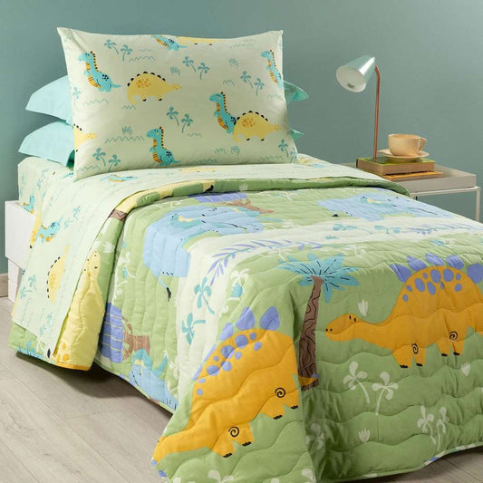 Trapuntino Caleffi Jurassic in puro cotone per letto singolo e piazza e mezza. La trapunta primaverile Jurassic presenta una fantasia con simpatici dinosauri su fondo verde. Fantasia ideale per bambini e ragazzi.