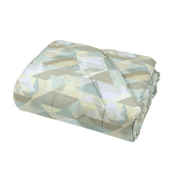 Trapunta primaverile matrimoniale Fazzini Symphonic, in percalle di puro cotone. Il trapuntino Symphonic presenta una moderna fantasia geometrica nel colore verde acqua (gray green). Il quilt è trapuntato a capo e rifinito a mano con due angoli sagomati che lo adattano perfettamente agli angoli del letto