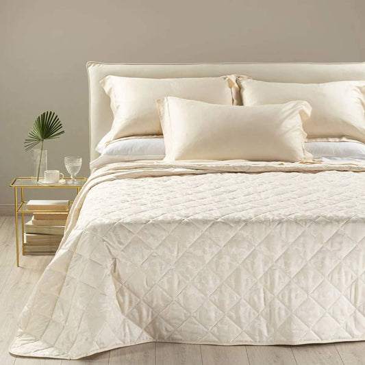 Trapuntino matrimoniale Caleffi Floral in prezioso raso jacquard. Romantica e delicata fantasia floreale nella variante di colore avorio.