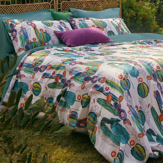 trapuntino fazzini frida, fantasia con fiori e cactus su fondo beige