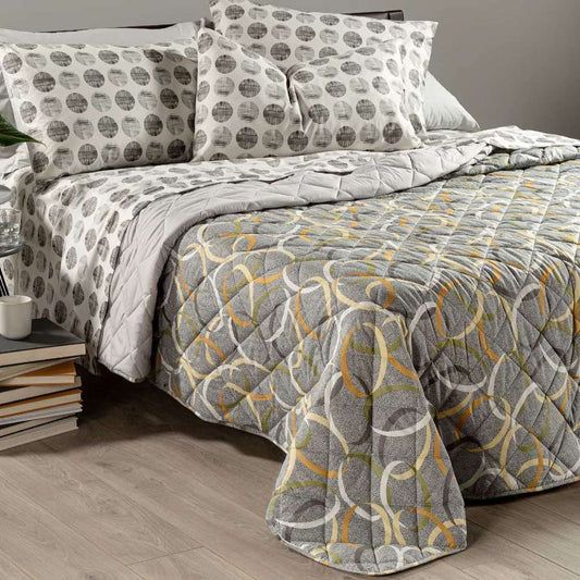 Trapunta primaverile matrimoniale Caleffi Ballon. Trapuntino con fantasia moderna geometrica con anelli intrecciati e fondo grigio stile Borbonese.