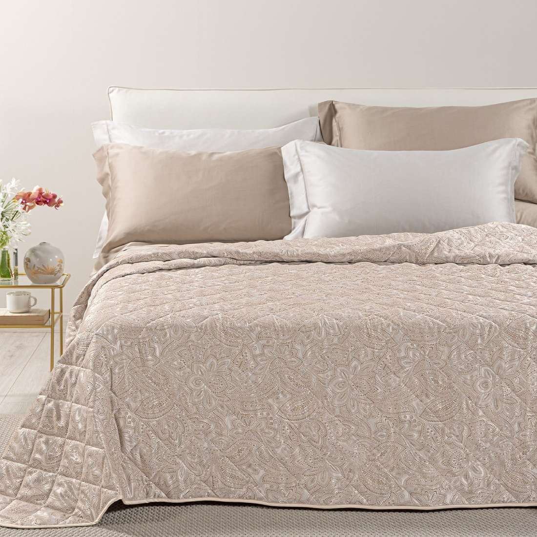 Trapuntino matrimoniale Caleffi Dorata, in elegante raso jacquard.La trapunta primaverile Dorata è caratterizzata da una fantasia tono su tono, nella variante di colore ambra